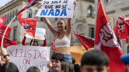 Jornada de huelga de estudiantes de ESO, FP y Bachillerato por el retraso en la publicación del nuevo modelo de las PAU, convocada por el Sindicato
de Estudiantes. En la imagen, concentración de estudiantes en plaza Sant Jaume.
