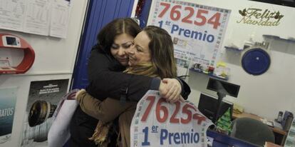 Lorena Siraudiera y Loli Láinez, las dos loteras de Monforte, se abrazan tras dar el Gordo de el Niño.