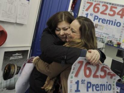 Lorena Siraudiera y Loli Láinez, las dos loteras de Monforte, se abrazan tras dar el Gordo de el Niño.