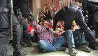 Miembros de la plataforma Stop Desahucios, son desalojados por agentes de la Polic&iacute;a Nacional cuando trataban de impedir un desalojo en Alicante.