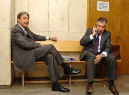 Alberto Cortina (Izquierda) y Alberto Alcocer en el juzgado n&uacute;mero 11 de Madrid, en mayo de 2005.