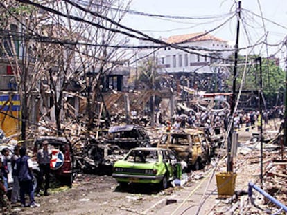 Restos del atentado con furgoneta-bomba de Al Qaeda en Bali el pasado octubre, en el que murieron 190 personas.
