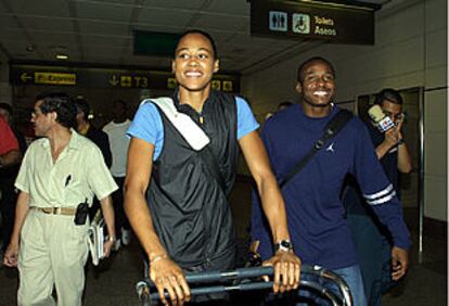 Marion Jones y Tim Montgomery, sonrientes, a su llegada a Madrid.