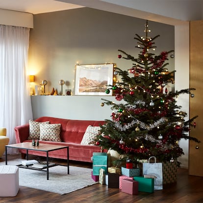 Árbol de navidad en el salón de una casa.