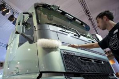 En la imagen, un trabajador limpiando un camión en el Salón Internacional del Motor en Hannover (Alemania). EFE/Archivo