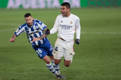 Casemiro pelea por el balón con Edgar Méndez.