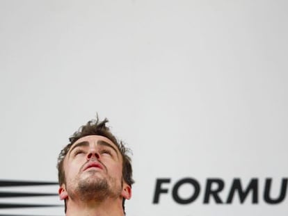 Fernando Alonso, en el podio tras ganar el Gran Premio de China