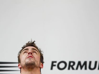 Fernando Alonso, en el podio tras ganar el Gran Premio de China