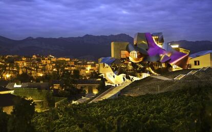 Exterior del hotel Marqués de Riscal, proyectado por el arquitecto canadiense-californiano Frank Gehry en Elciego (Álava).