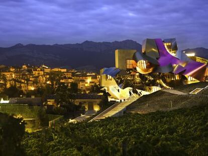 Exterior del hotel Marqu&eacute;s de Riscal, proyectado por el arquitecto canadiense-californiano Frank Gehry en Elciego (&Aacute;lava). 