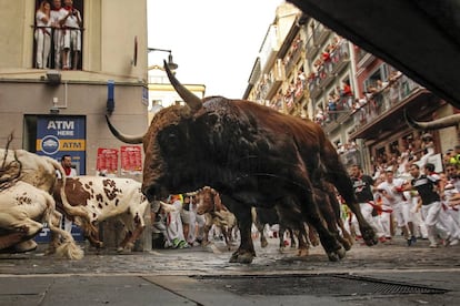 Toros de Pedraza de Yeltes han protagonizado el cuarto encierro de San Fermín 2016.