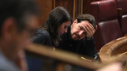 Irene Montero y Pablo Iglesias, de Unidos Podemos durante un Pleno del Congreso de los Diputados.