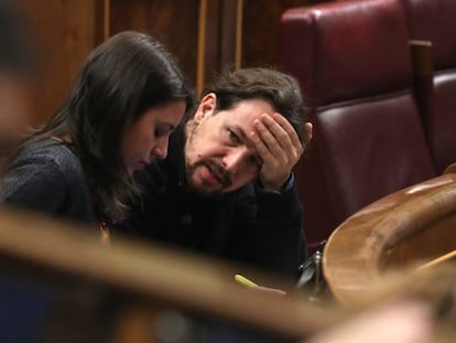 Irene Montero y Pablo Iglesias, de Unidos Podemos durante un Pleno del Congreso de los Diputados.