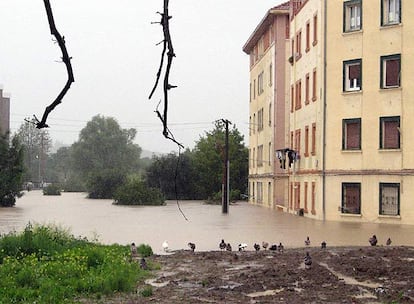 Los bomberos han tenido que usar lanchas neumticas para poder rescatar a los vecinos que han quedado atrapado por las fuertes lluvias en Getxo, Vizcaya