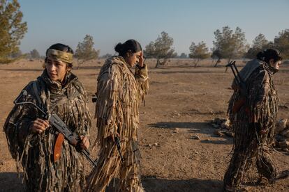 Milicianas kurdas durante un entrenamiento en Al Hasakah, en el noreste de Siria, el 25 de diciembre.