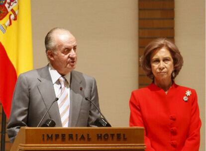 Don Juan Carlos, junto a la Reina, durante el encuentro con el colectivo de españoles en Tokio.