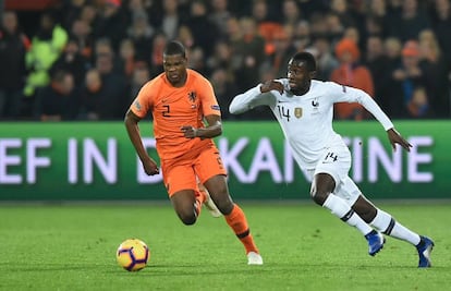 Dumfries, lateral de Holanda, supera al francés Matuidi, a la derecha.