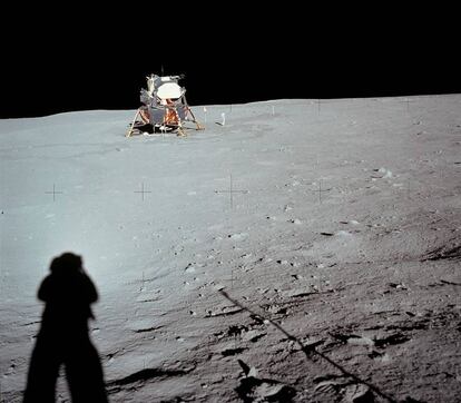 Neil Armstrong hace una fotografía del Eagle el 20 de julio de 1969. Para la parte inferior tuvieron que usar las llamativas mantas de Kapton, un aislamiento de varias capas doradas, que ahorraron 50 kilos pero cuya complejidad y fragilidad dificultaban y encarecían enormemente el proceso de fabricación. |