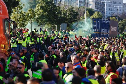 Centenars de manifestants es diriegeixen cap a la ronda Litoral.