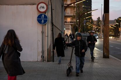 Nueva señal  B-56c instalada en la Gran Via de Carles III con la calle de Sabino Arana.