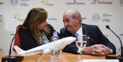 El presidente de Air Europa, Juan José Hidalgo, y la ministra de Turismo de Paraguay, Marcela Bacigalupo, durante la presentación de la nueva ruta de la aerolínea al país sudamericano.