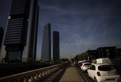 La zona del paseo de la Castellana colindante a las Cuatro Torres que se pretende peatonalizar.