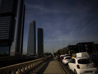 La zona del paseo de la Castellana colindante a las Cuatro Torres que se pretende peatonalizar.