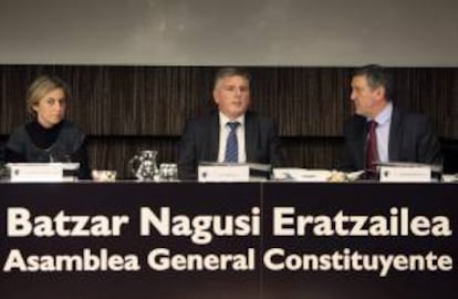 El presidente de Kutxa, Xabier Iturbe (c), acompañado de Isabel San Vicente (i) e Iñigo Barandiaran (d), durante la asamblea general celebrada hoy en San Sebastián para nombrar a los 15 nuevos miembros de su Consejo de Administración.