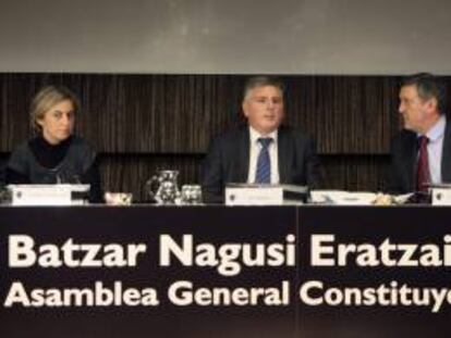 El presidente de Kutxa, Xabier Iturbe (c), acompañado de Isabel San Vicente (i) e Iñigo Barandiaran (d), durante la asamblea general celebrada hoy en San Sebastián para nombrar a los 15 nuevos miembros de su Consejo de Administración.