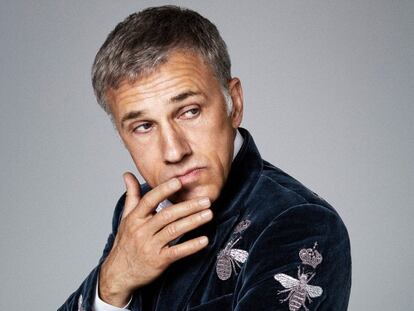 Christoph Waltz lleva chaqueta de terciopelo, camisa blanca y pantalón, todo, DOLCE & GABBANA.