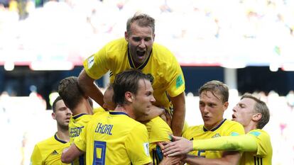 Andreas Granqvist comemora o gol da Suécia.