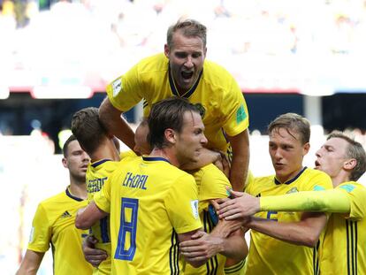 Andreas Granqvist comemora o gol da Suécia.