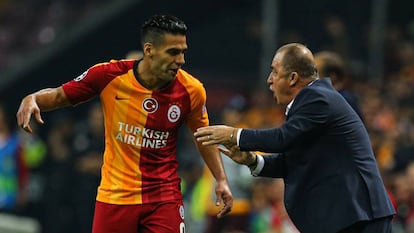 Radamel Falcao recibe instrucciones de Fatih Terim, durante un partido.