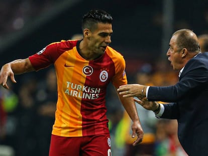 Radamel Falcao recibe instrucciones de Fatih Terim, durante un partido.