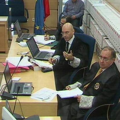 El presidente del tribunal, Javier Gómez Bermúdez (en el centro), se dirige a un testigo durante la sesión de ayer.