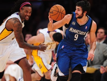 Ricky Rubio se marcha de Jordan Hill.
