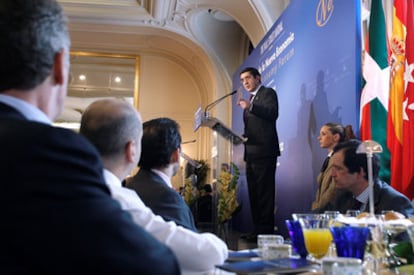 El <i>lehendakari,</i> Patxi López, durante su intervención en el Foro Nueva Economía.