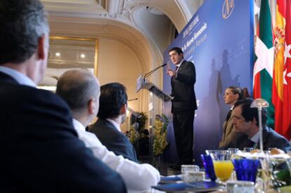 El <i>lehendakari,</i> Patxi López, durante su intervención en el Foro Nueva Economía.