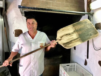 AMARO EN SU OBRADOR ANTIGUO, DELANTE DEL HORNO DE LEÑA DONDE HORNEA SUS PANES DE PUÑO /CAPEL
