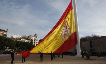 Momento del izado oficial de la bandera espa&ntilde;ola en la plaza de Col&oacute;n de Madrid en conmemoraci&oacute;n del 34&ordm; aniversario de la Constituci&oacute;n. 