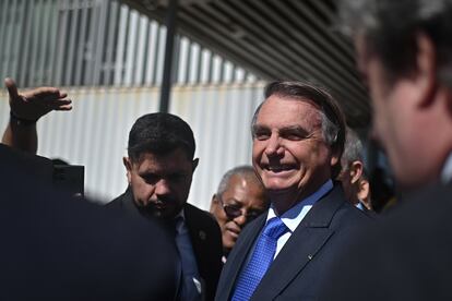 El expresidente Jair Bolsonaro abandona el Senado este miércoles, víspera del inicio de un juicio que puede inhabilitarle.