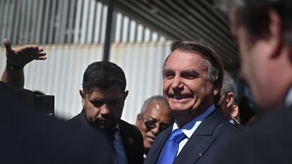 El expresidente Jair Bolsonaro abandona el Senado este miércoles, víspera del inicio de un juicio que puede inhabilitarle.