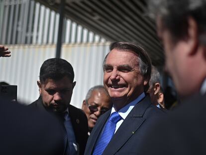 El expresidente Jair Bolsonaro abandona el Senado este miércoles, víspera del inicio de un juicio que puede inhabilitarle.