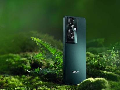 Teléfono OPPO Reno11 F 5G de color verde en naturaleza