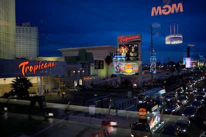 Coches pasan al lado del hotel Tropicana en Las Vegas, en marzo de 2024.