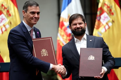 El presidente del Gobierno español, Pedro Sánchez, y el presidente de Chile, Gabriel Boric, en la casa de gobierno de La Moneda en Santiago de Chile, este viernes.