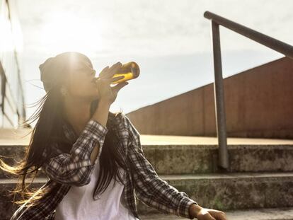 Por qué beber alcohol está peor visto si eres mujer, y no debería