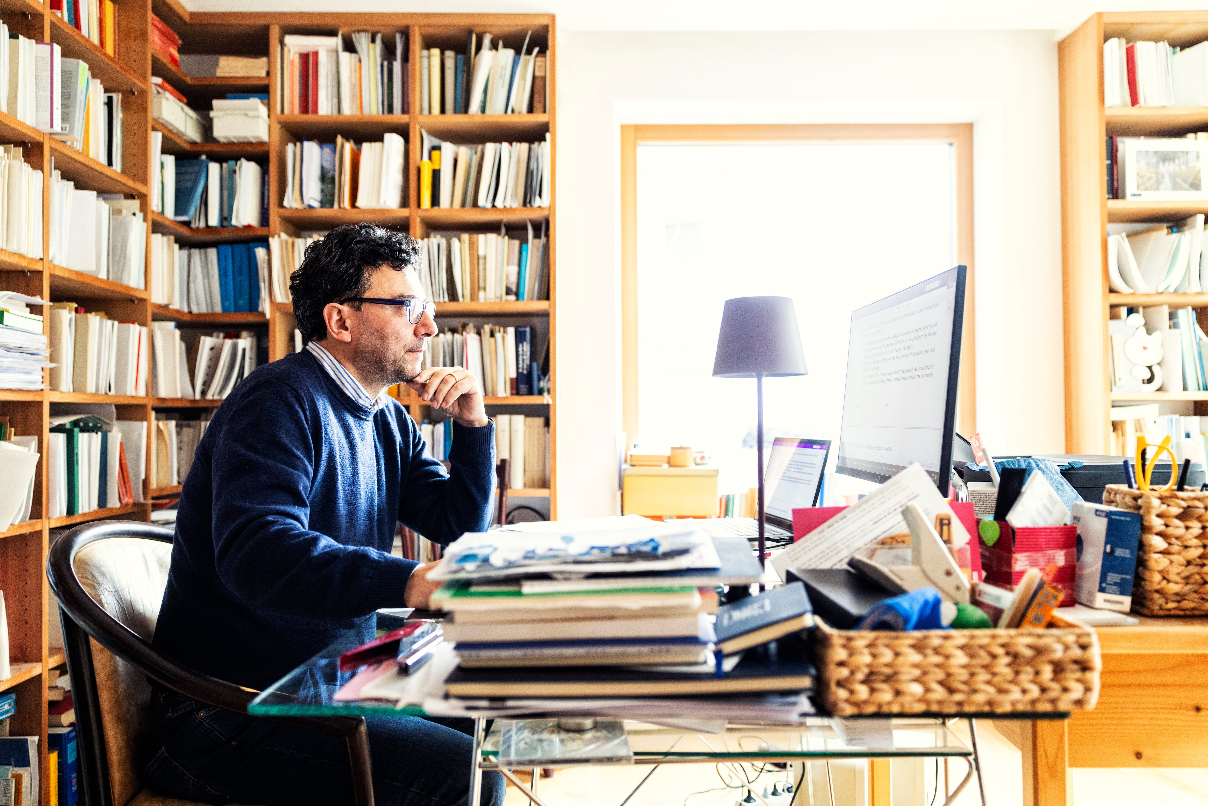 Paul Videsott, lingüista experto en ladino y profesor en la Universidad de Bolzano, en su casa en San Vigilio di Marebbe, Italia, el pasado 13 de marzo. 