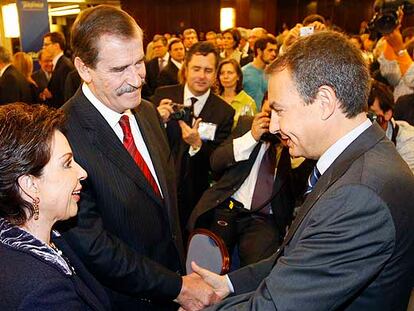 Zapatero saluda a Fox y a su esposa en la clausura de la <i>cumbre.</i>