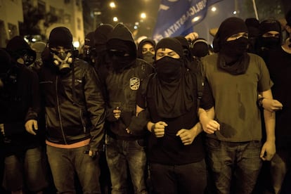 Manifestantes con pasamontañas se concentran en los alrededores del Palacio Guanabara en Río de Janeiro, durante las protestas por la llegada del papa Francisco a Brasil, 22 de julio de 2013. 